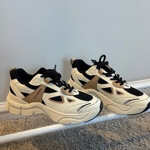 Steve Madden Chunky Black and Cream Dad Sneakers